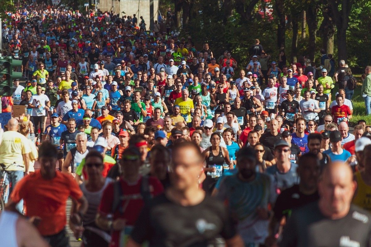 An image of a mass of people running the Marathon in Boston 