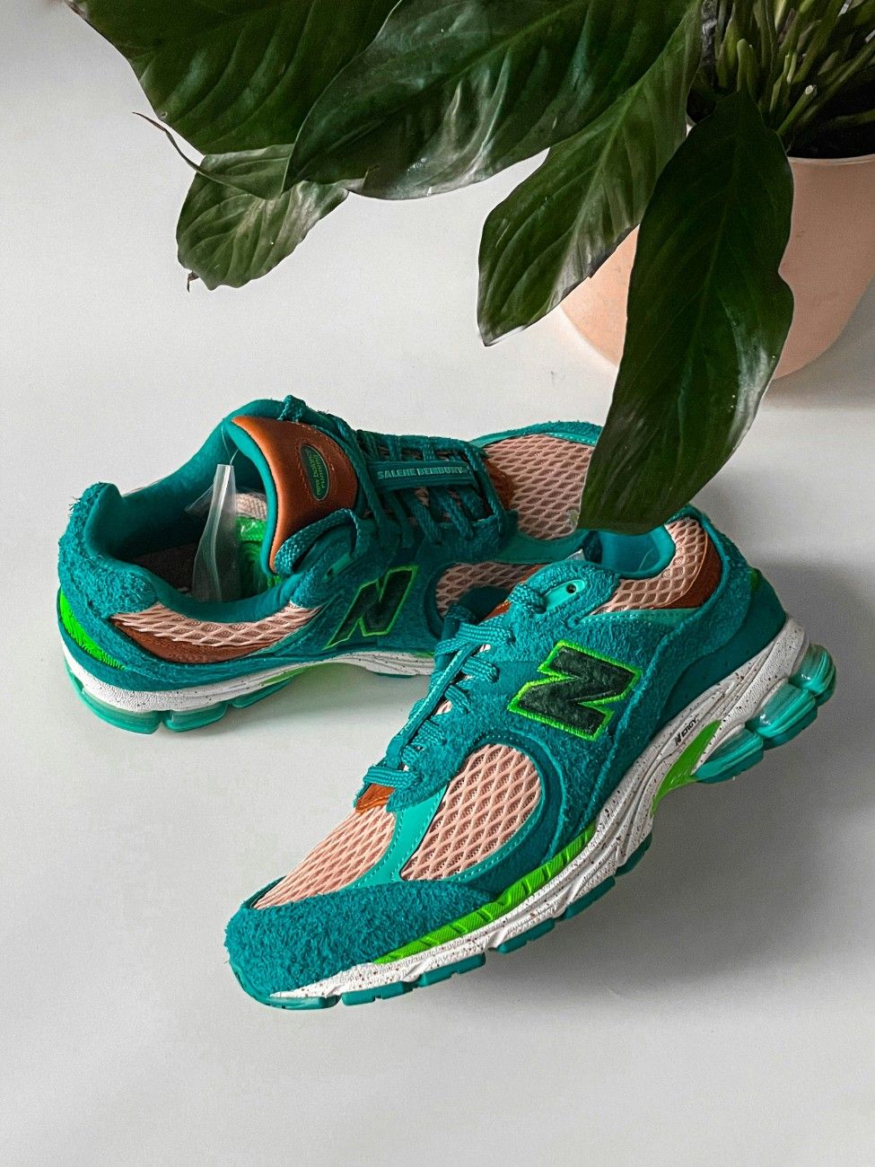 An image of a pair of new balance running shoes 